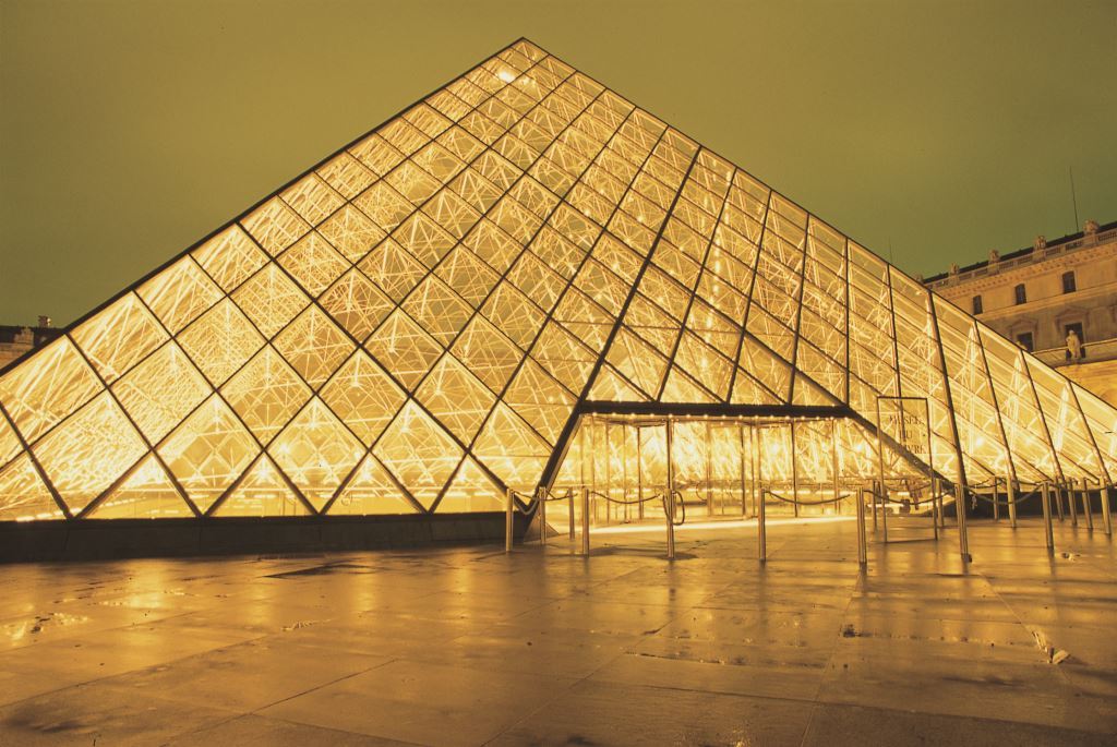 Pirámide Museo del Louvre