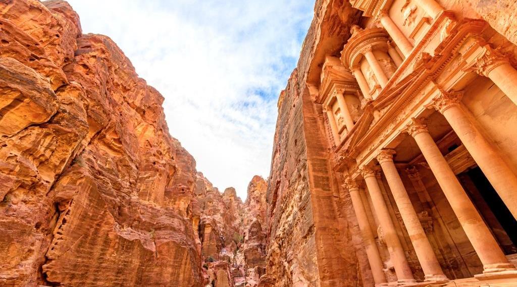El Tesoro de petra, uno de los monumentos imprescindibles que ver al viajar a Jordania.